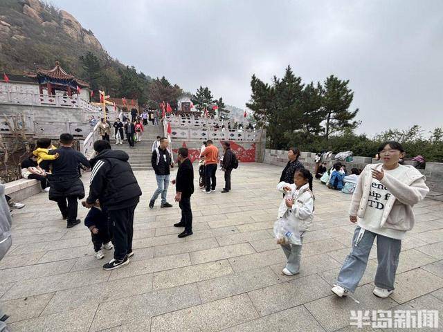 登山路上，秋意十足