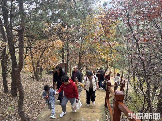 登山路上，秋意十足